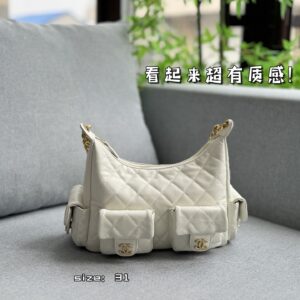 Coco Mini
I saw Chanel's super mini bean bag
A little one is too obedient! The texture of the caviar skin is very good, and it is a cute little one that has been proportionally reduced. It is indeed the era of small bags, which is very suitable for p...