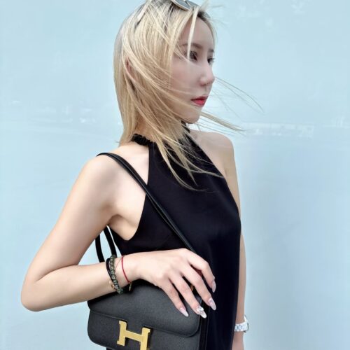 Hermes new Concon Elan
The new black gold Constance Elan recommended by Beautiful Sales is indeed one shoulder The crossbody is very suitable, the long strip is moderate and practical, and the matte gold buckle looks great