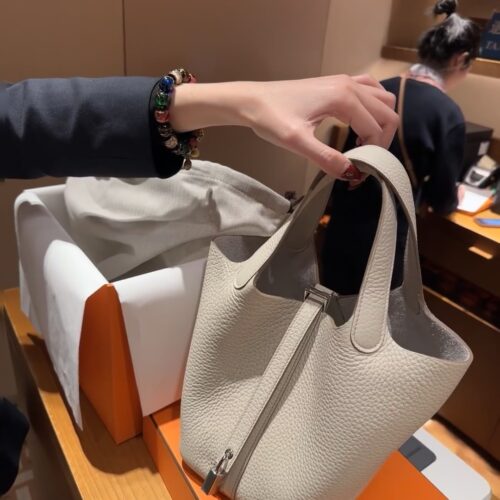 Hermes Basket 18 Cream Silver Buckle
Full Hermes Basket 18 Cream Silver Buckle Gentle and Elegant Z-Carving Attachment Box Dust Bag.