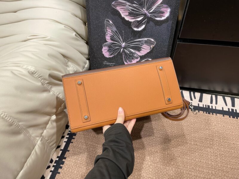 b90d26edef.jpg Folding box ? Airplane Box
Hermes new Birkin house handbag
The elements of the house seem to bring fairy tales into reality
Unique and adorable, absolutely eye-catching ??
Open the mouth, pick up the casual, lazy and buckle up temperament
Exqui...