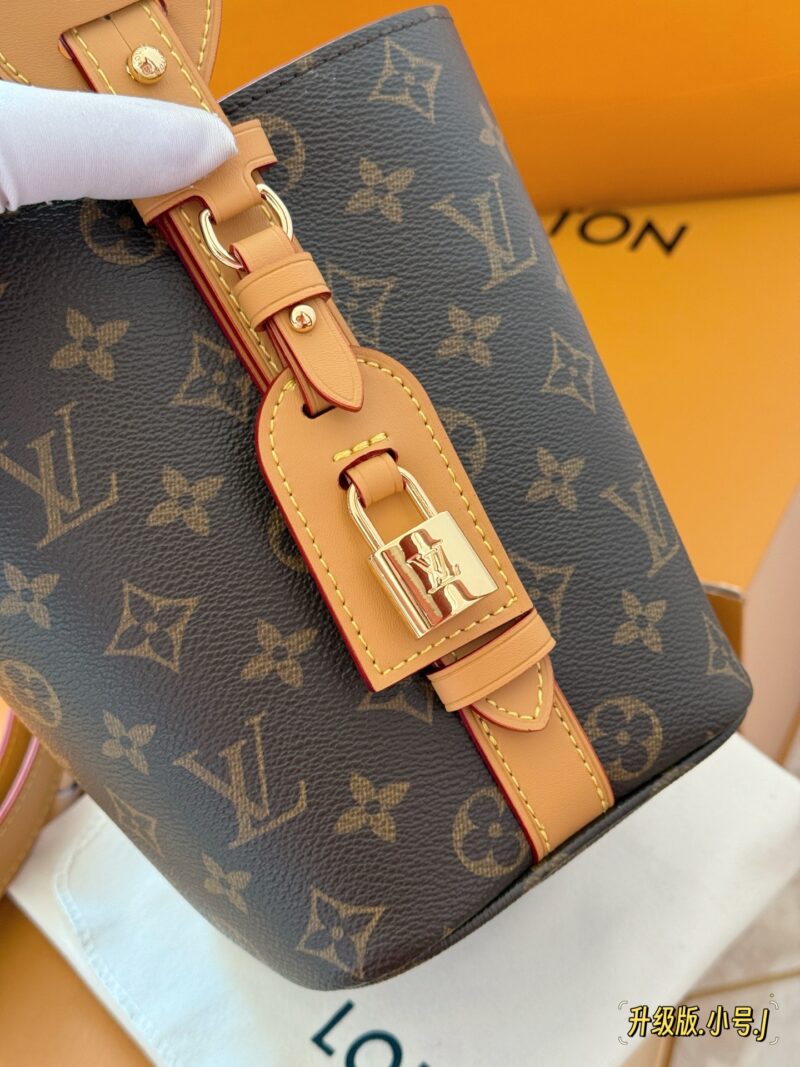 b91a57c07a.jpg 235 box upgrade version
size:18*16cm
ALL IN BB Heavy Attack|
Who wouldn't be confused after reading this!
There are two faces LV AII IN BB
L Home 25ss Bucket Bag
All in BB, really awesome. Take a good look