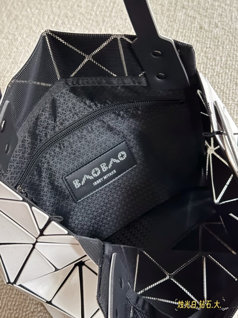b91e98836f.jpg 195 no box upgrade
issey miyake BAOBAO
Miyake Life Carat Diamond Series
Size 23 * 23cm
Perfect for summer
Light and convenient, small and fresh~
By folding the side sandwich, the bag body shows a plump appearance.