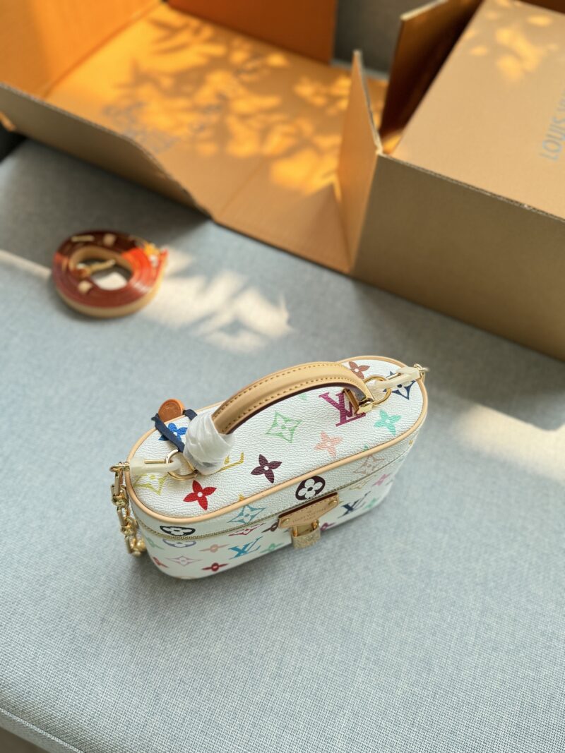 b924204f5f.jpg 240 original single aircraft box
Original quality with pure leather steel hardware 163 jump code chip
size:19×12
LV x Takashi Murakami collaboration Vanity white tri color makeup box, makeup bag box, single shoulder crossbody handbag
Playful yet s...