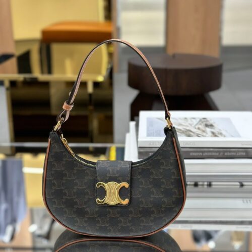 Celine's Ava Underarm Bag, a vintage flower, has released a new big logo. It's on the market, just a stroll in the store
I had no idea about this new product being launched
But compared to the old Ava, the new Ava
Feeling exaggerated, I instantly wan...