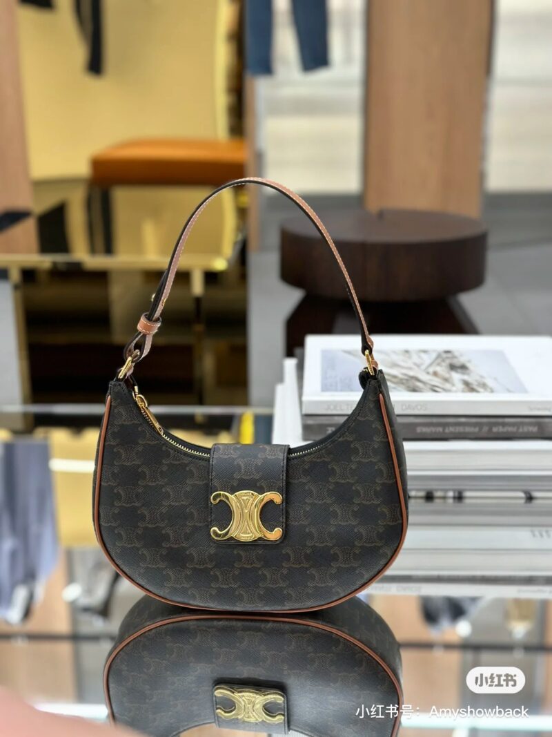 b93f4bed8e.jpg Celine's Ava Underarm Bag, a vintage flower, has released a new big logo. It's on the market, just a stroll in the store
I had no idea about this new product being launched
But compared to the old Ava, the new Ava
Feeling exaggerated, I instantly wan...