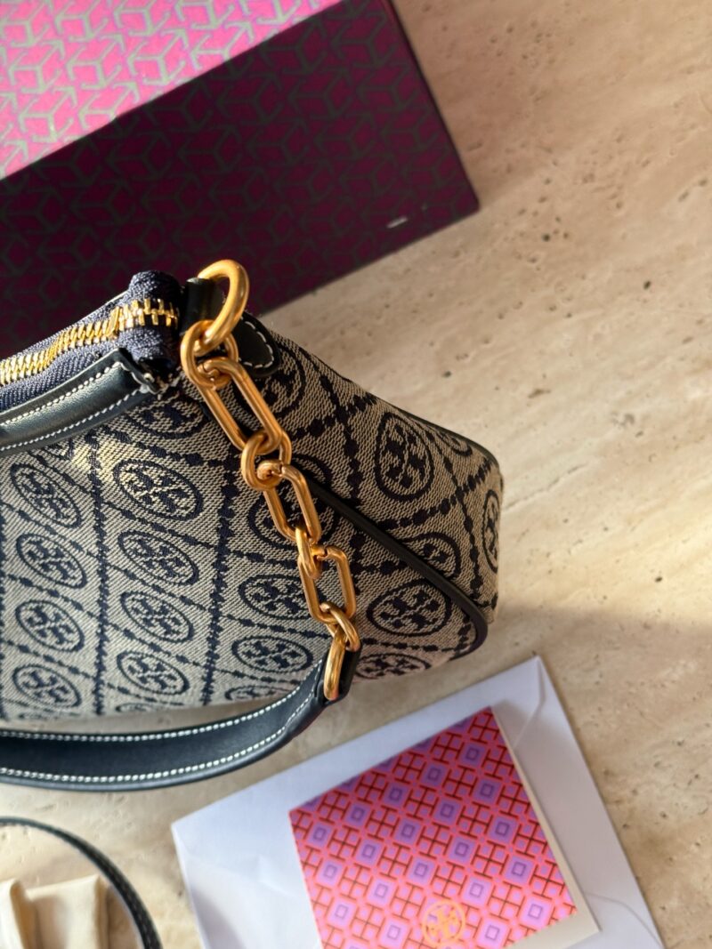 b9671f1a11.jpg 225 boxes
size:27*15cm
TB Monogram Underarm Bag
Laohua full printed armpit bag
Handheld single shoulder crossbody bag with elegant temperament
Underarm bag is very lightweight, woven with jacquard fabric, blue is very lively