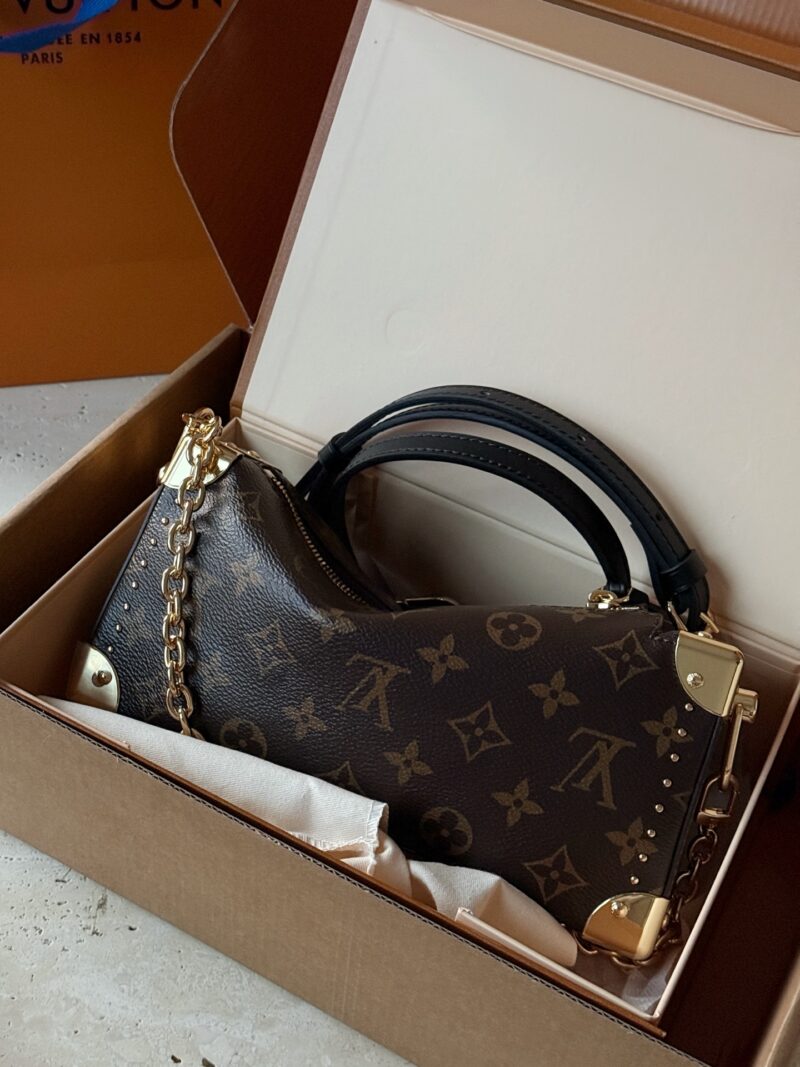 b96d8bc7b6.jpg 265 box upgrade version all copper hardware
size:23*12cm
Too exquisite~
25ss early spring runway style horizontal small box
L Home Side Trunk Valley Ailing Box Bag/Box Bag Capacity is Practical and Good Concave Design