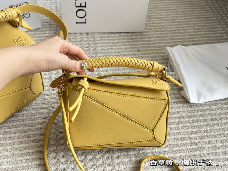 Box pairing
Size: 18 * 10cm (mini)
24 * 15cm (large size)
Loewe Geometry Package Puzzle
The special design of the controller adds a touch of craftsmanship to the puzzle
Who understands the beauty of this special version puzzle