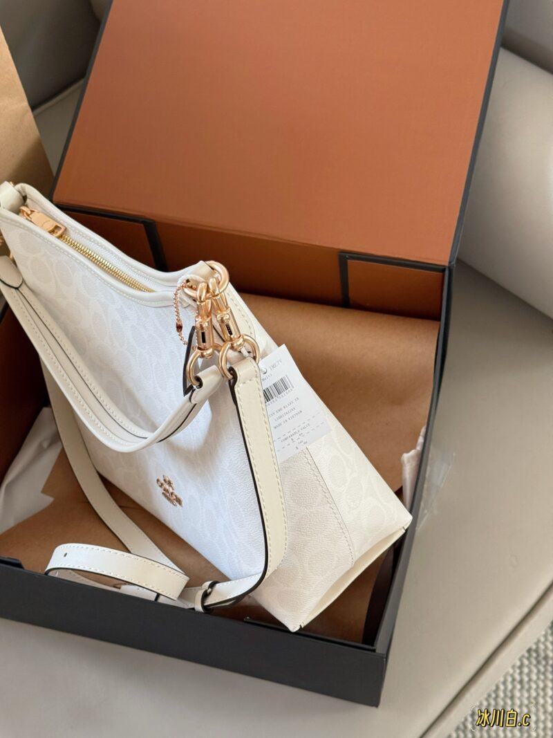 235 box
size：31*23cm
Coach C's new Laurel
The wandering bag is truly stunning. Underarm bag hobo
Casual, lazy, easy to handle
Two shoulder straps, one long and one short
Shoulder, crossbody, hand-held, armpit, back
They can be freely versatile
Ther...