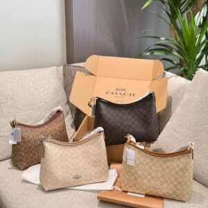 Coach Mollie 25
Open tote bag with two large compartments! Very durable.
Double layered tote bag, the texture is really amazing!!
There is a zipper in the middle that can also hold things, and the shoulder strap is specially designed to be long enoug...