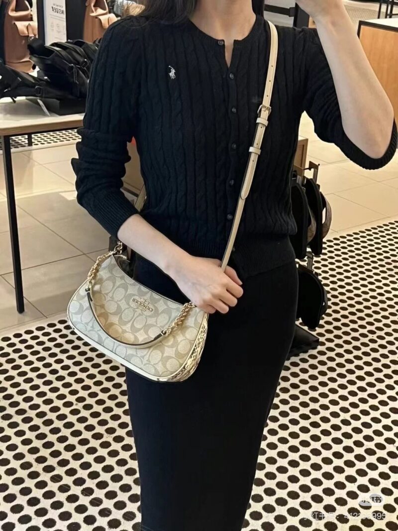COACHTERI Underarm Shoulder/Crossbody Bag with Convex Features
Teri Shoulder Bag, new vintage crossbody bag with snake patterns on both sides, V Size size approximately 24x15x7.5cm
Both long and short shoulder straps are detachable.
Finally, please a...