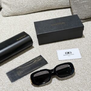 Balenciaga Sunglasses p210
I can't refuse a bit of suspicion. The same sunglasses as the celebrity look beautiful on my face!
I declare that the retro cat's eye sunglasses are the ancient god cat's eye+narrow frame which is really a Rocket combinatio...