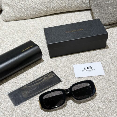 Balenciaga Sunglasses p210
I can't refuse a bit of suspicion. The same sunglasses as the celebrity look beautiful on my face!
I declare that the retro cat's eye sunglasses are the ancient god cat's eye+narrow frame which is really a Rocket combinatio...