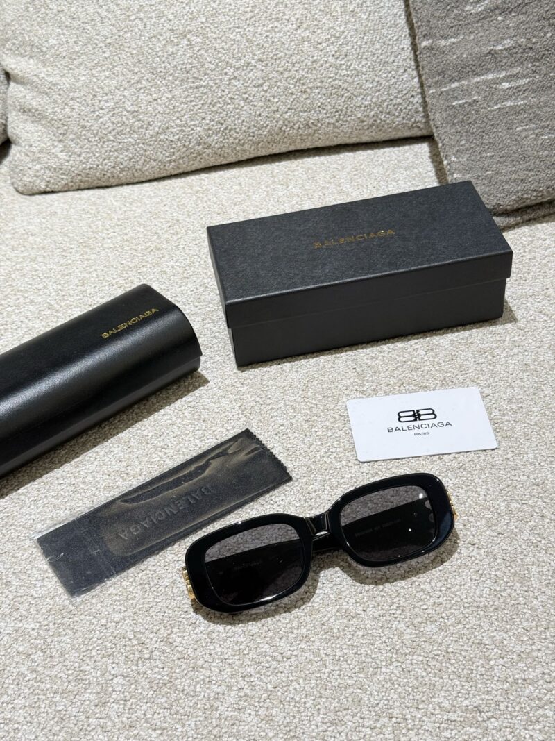 b98f08ba55.jpg Balenciaga Sunglasses p210
I can't refuse a bit of suspicion. The same sunglasses as the celebrity look beautiful on my face!
I declare that the retro cat's eye sunglasses are the ancient god cat's eye+narrow frame which is really a Rocket combinatio...