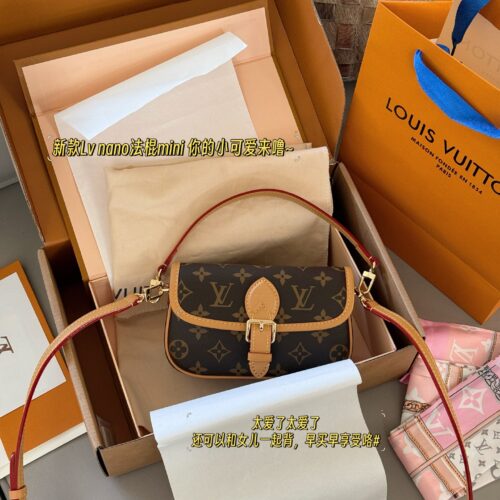 225 box upgrade version
size：19*11cm
L Family Diane Stick
Nano size has arrived
I can't believe it!
A huge and gentle magic stick
It's perfect for me. It's not about height at all, small yet exquisite, simple yet extraordinary.