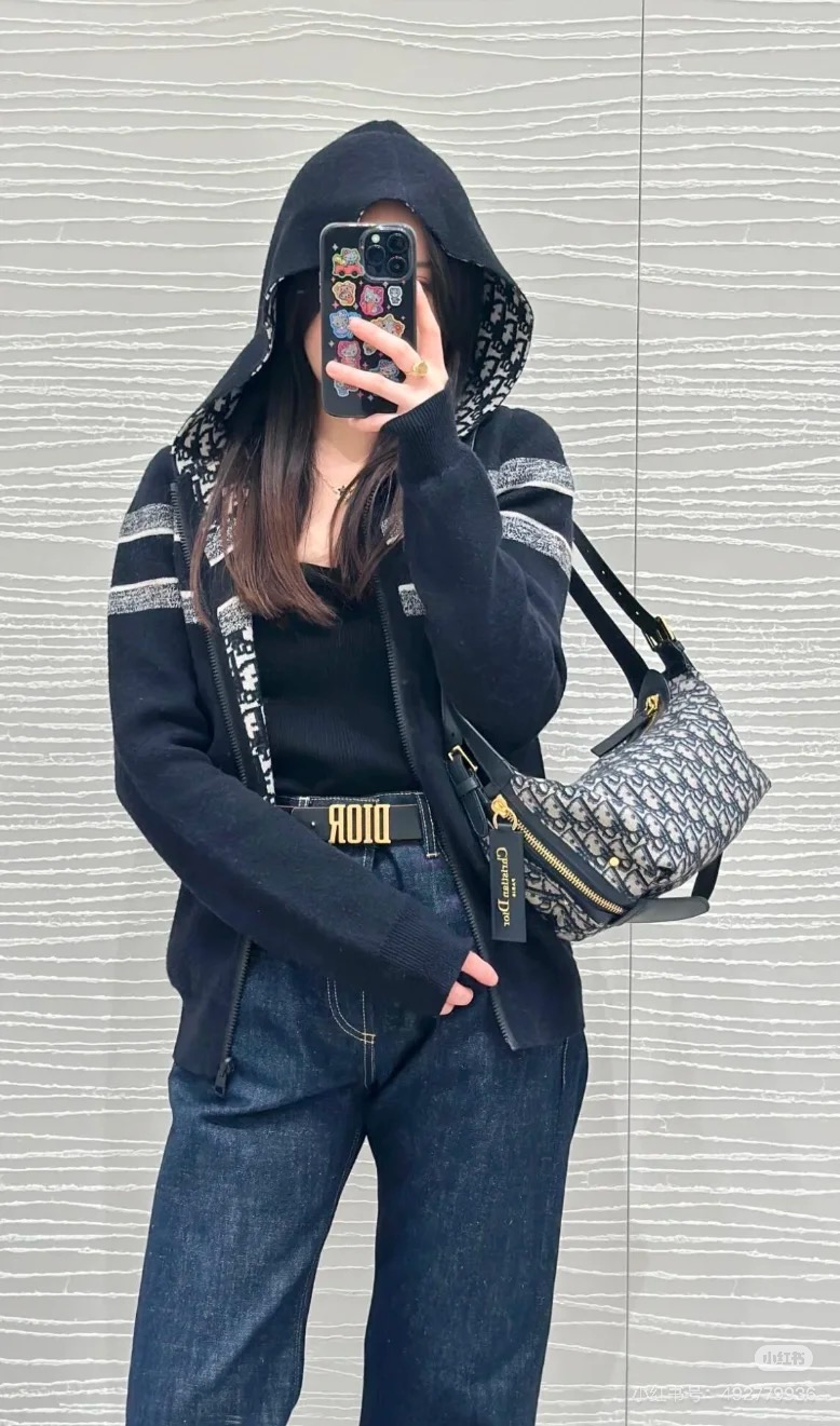 b999694aad.jpg Dior 2025 new model! NEw/Online Launch
The new model that will be launched in early spring 2025 is here
The picture is taken in medium size, very casual and fashionable style # toujours # Dior # Dior new style # Dior
