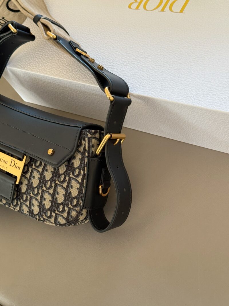 b99c534ff6.jpg 340 box
size:24*14cm
Top up super cool DIOR Streetchic handbag
The large metal plaque design has a cool punk vibe from ancient times!
The wide shoulder straps are adjustable on both sides, allowing it to achieve multiple back styles