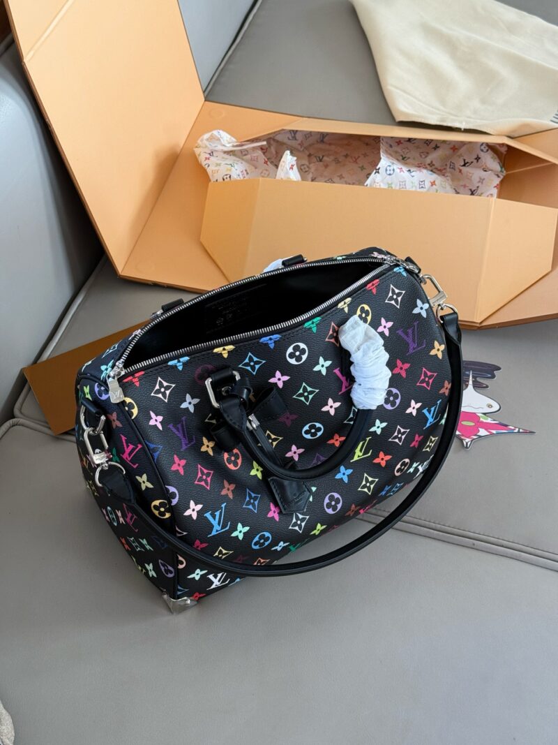 b9a838fc65.jpg 310 box black tri color
size:30*21cm
Come and take a look at L's Speedy30 pillow bag
Size 30cm is suitable for daily use and travel!
I really like this size
Very useful! Too cool!