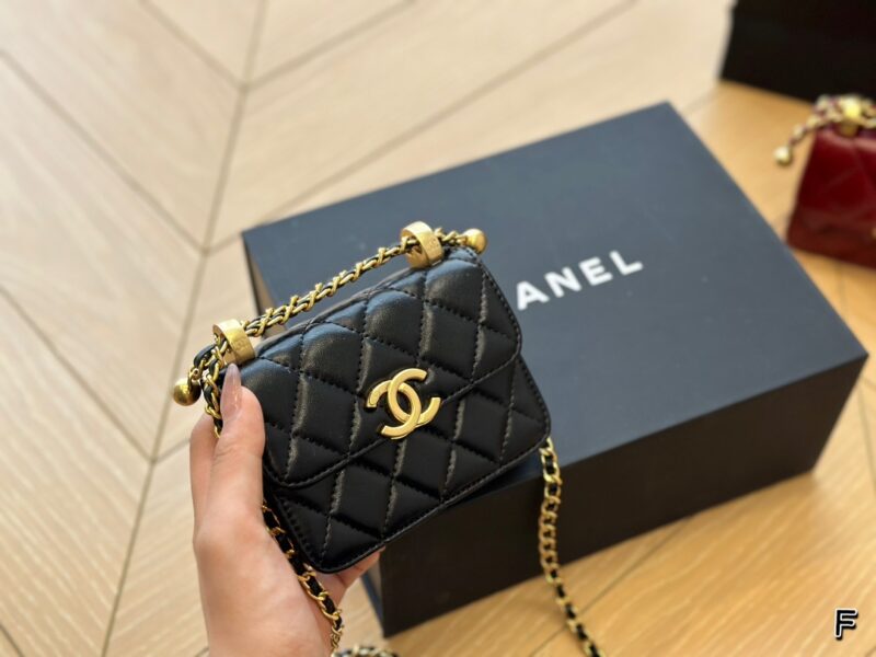 Folding box
Cute and explosive! The palm sized Chanel mini bag is so cute! This Chanel mini bag is really cute! The black square shaped bag with a chain and a small golden ball is a perfect eye-catching tool when walking on the road!! 12*9cm