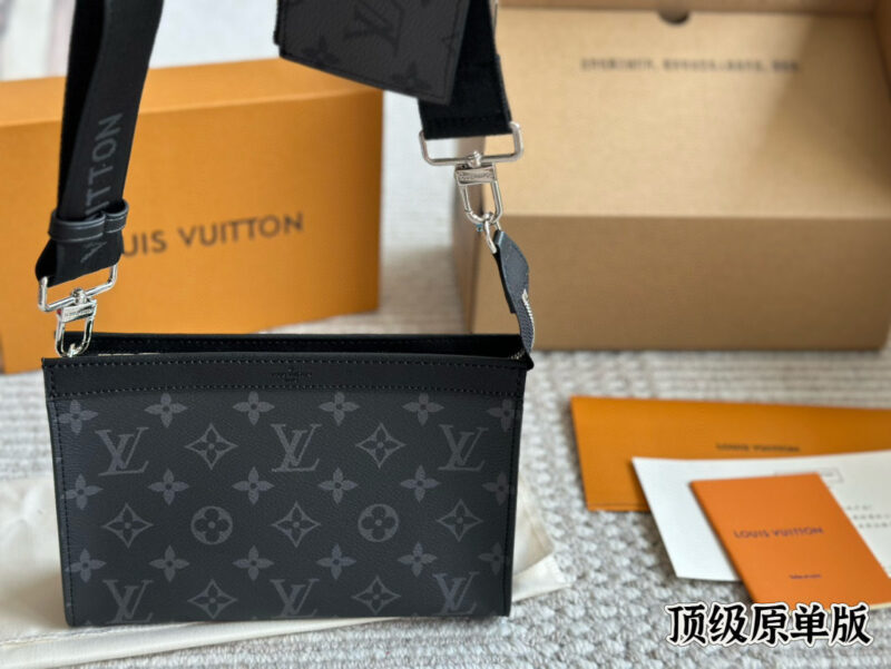 235 complete set of packaging
Original order quality
Size:22 15cm
L Family Handbag - unisex [? ya]
LV toiletry bag/2-in-1 shoulder bag
Inside the original version