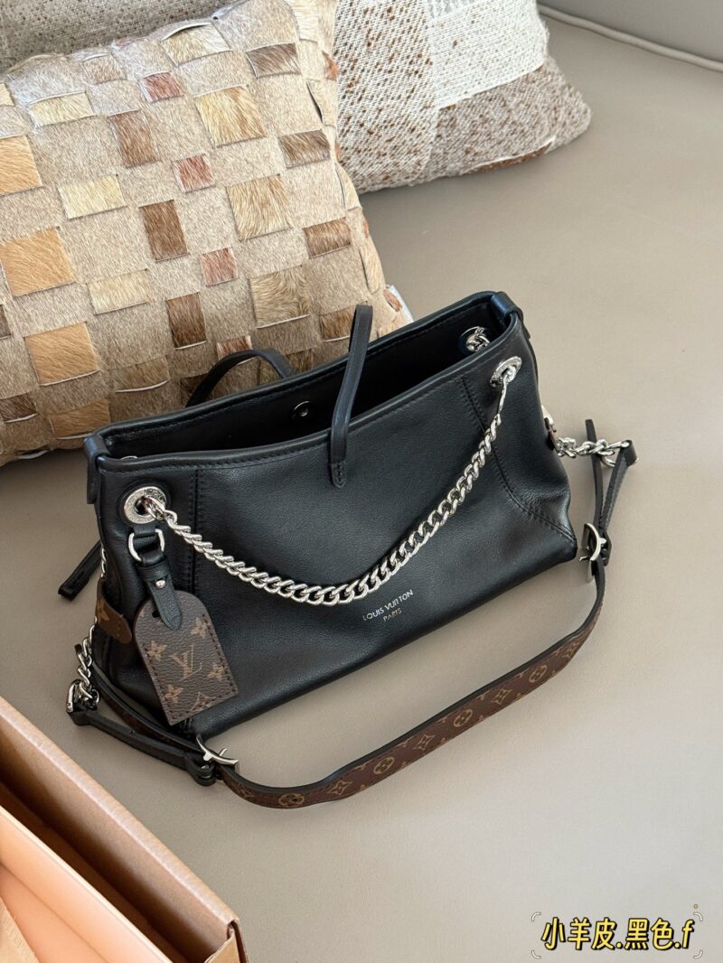 b9c01eba47.jpg 340 box full leather
size:26*17cm
L's Carryall bb Black Warrior has finally arrived
Package body with sliding metal chain
More exquisite!
Relaxing feeling, the whole thing is so cool that I have no friends