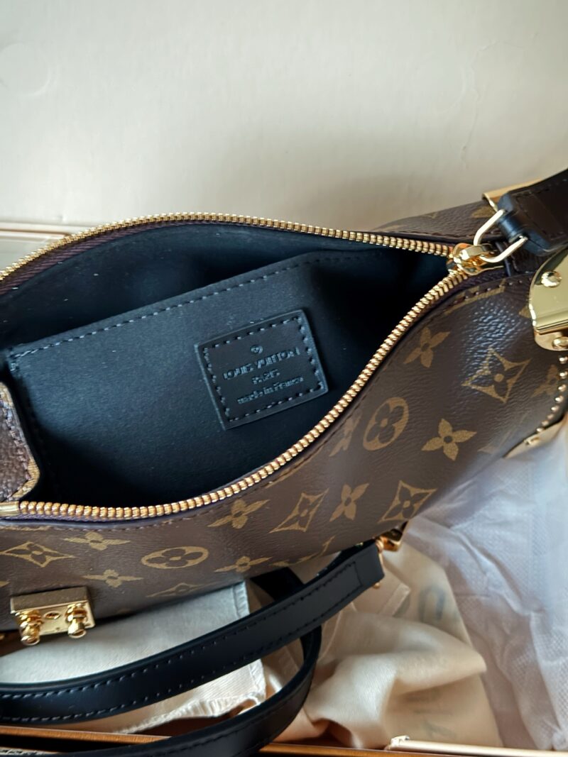 b9c54d03c3.jpg 265 box upgrade version all copper hardware
size:23*12cm
Too exquisite~
25ss early spring runway style horizontal small box
L Home Side Trunk Valley Ailing Box Bag/Box Bag Capacity is Practical and Good Concave Design
