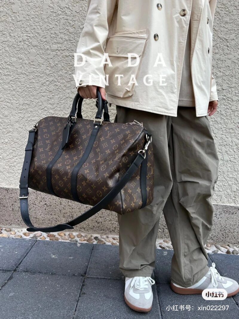 Classic travel bag with flowers