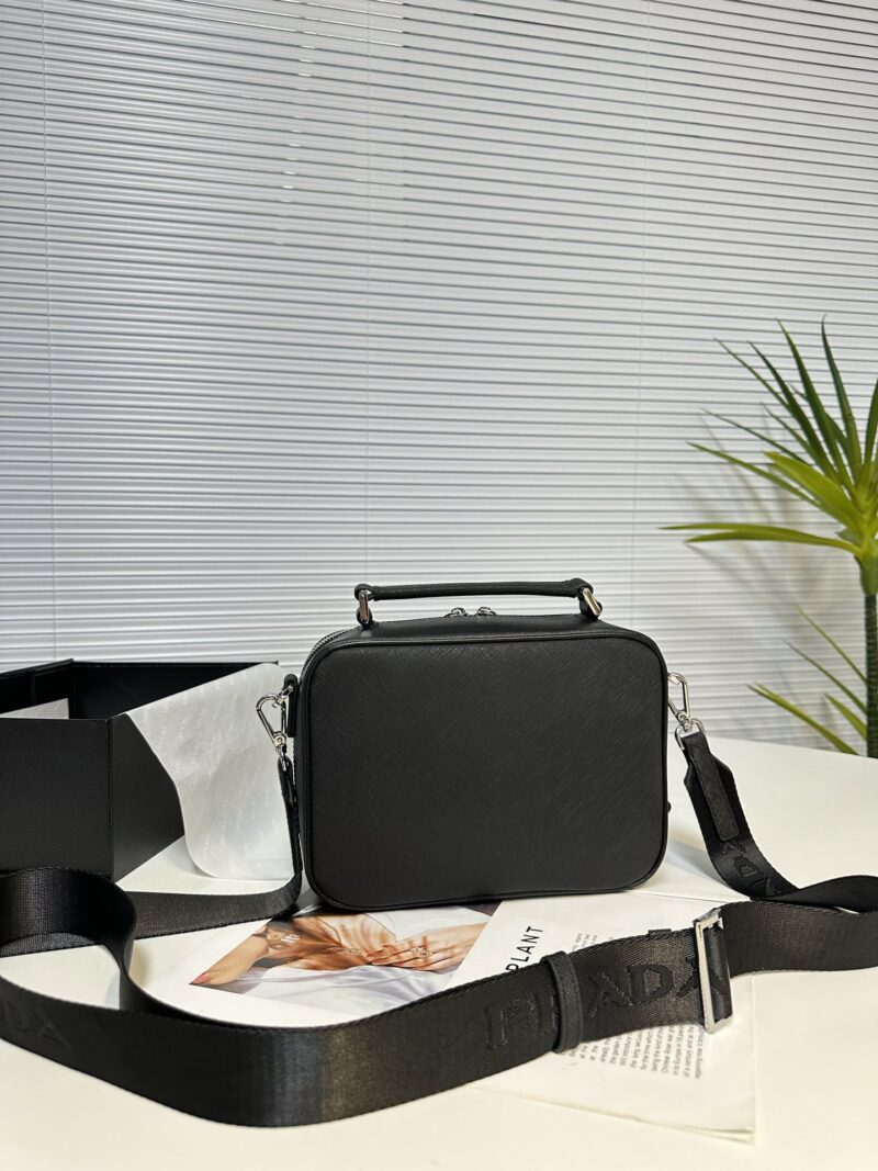 2VH069 PVC Leather Single Zipper
This shoulder bag is made of Saffiano Taiwanese fabric, with simple lines that highlight a striking style. The iconic Saffiano leather material is synonymous with luxury and a symbol of identity for traditional Italia...