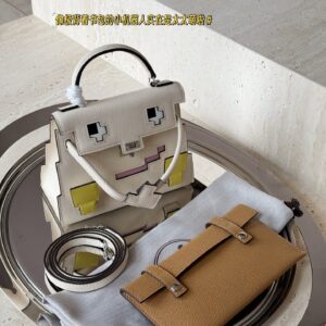 495 box cowhide
size：18*15cm
A must-have for princesses - Kellydoll Millennium Doll
Kelly Doll, who doesn't get confused by this little thing
Sisters out of the street with super cut
Ghost face bag, isn't it too soft and cute!