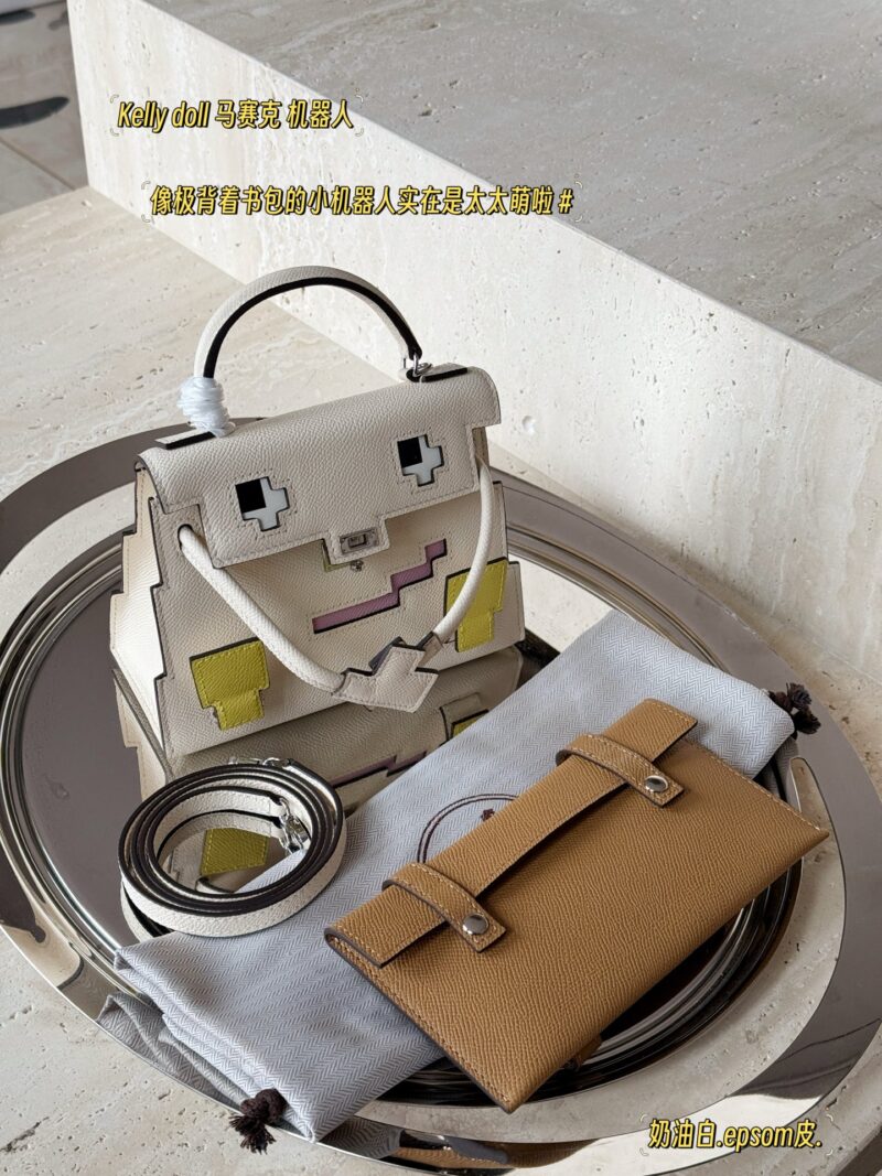 495 box cowhide
size：18*15cm
A must-have for princesses - Kellydoll Millennium Doll
Kelly Doll, who doesn't get confused by this little thing
Sisters out of the street with super cut
Ghost face bag, isn't it too soft and cute!