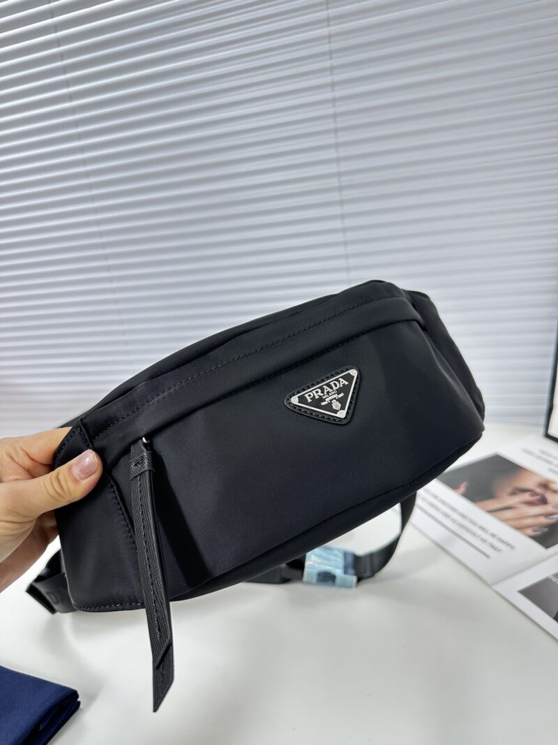 Comes with a gift box size of 2 5x 11 x 5 PRADA waist bag/chest bag model 2VL034. This waist bag design is not only practical but also enhances the overall design sense, making it easy to raise the body proportion. The bag can be worn as a chest bag ...