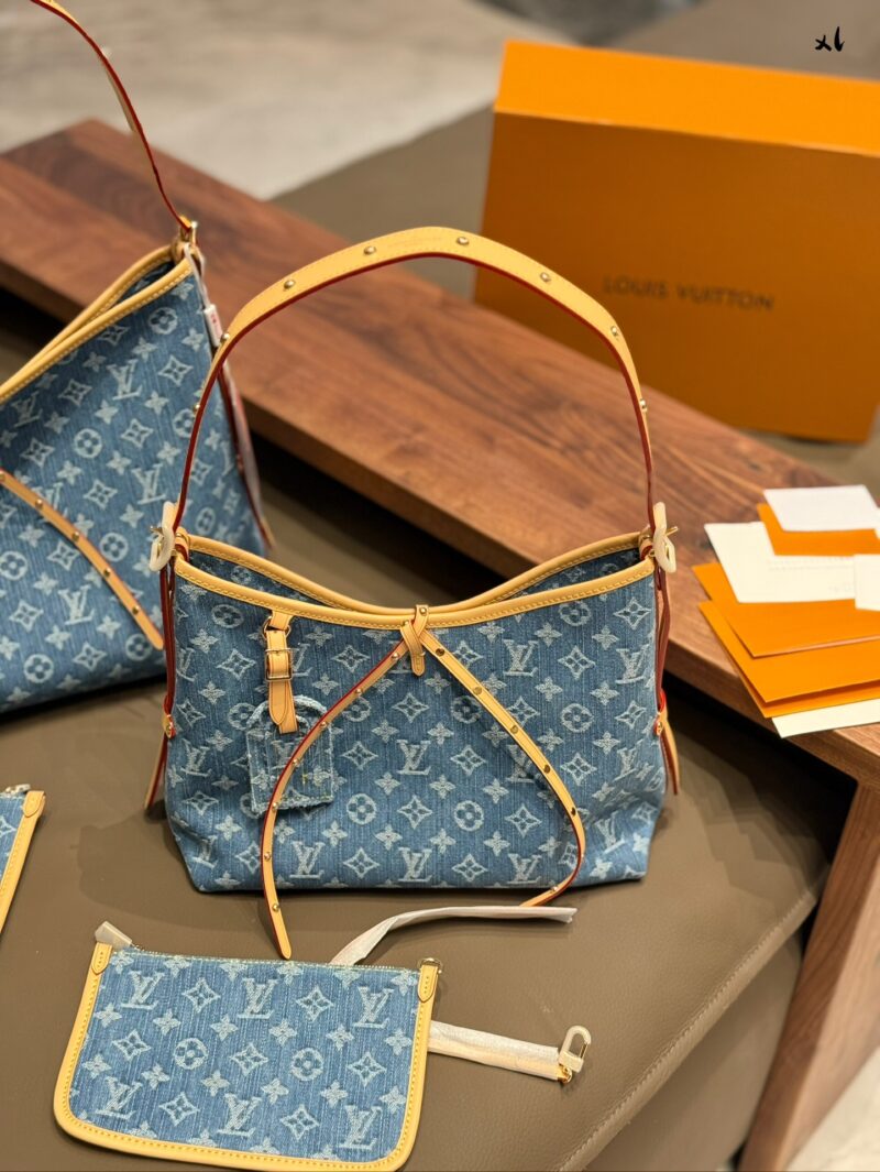 ba0e05eb1a.jpg 275290 Cowboy
This is simply my favorite bag!!
LV24 Limited Edition Denim Cowboy Carryall
Denim denim material is super lightweight and has a great concave shape
The vegetable tanned leather of the shoulder strap adopts this series of classic+rivet...