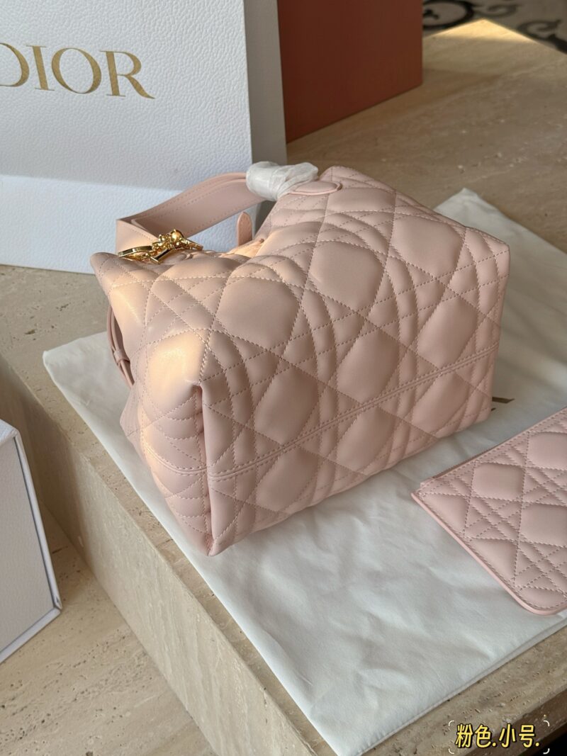 ba180dfd9b.jpg 300 310 box upgraded version again
Size: 23x15cm (small size)
28 * 21cm (large size)
D's super popular Toujours shopping bag
I personally think the bag design is really durable!
New Pink~
Cool and cute~pink powder is tender and tastes foreign!