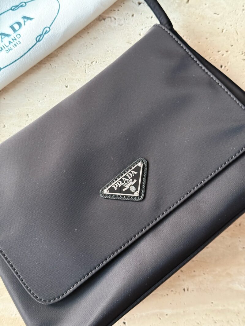 ba1b9b2a85.jpg 195 box
size:28*19cm
Prad used bag armpit bag
Very retro! It smells great!
Super beautiful blogger with the same style! Cool and cool!