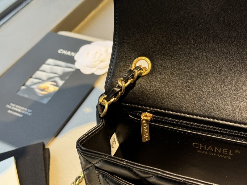 ba24f4b471.jpg Complete packaging
size:20*12cm
Xiaoxiangjia 4b logo mouth cover bag
What a retro style
Big double Clogo
It's so eye-catching! The combination of retro and fashion is so nice