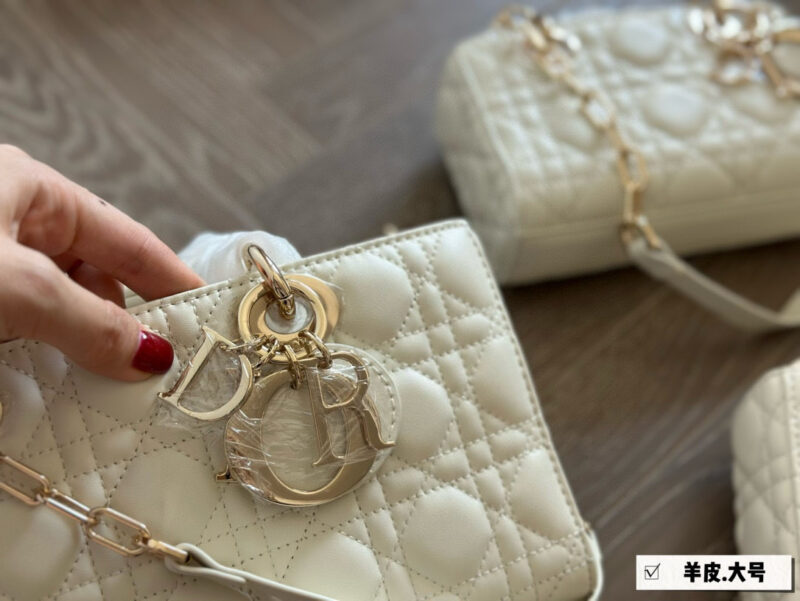 ba2573fa43.jpg 、
Dior lady's new long sheepskin full set packaging
Dior's all-new D-joy is making a strong comeback, with the rhythm of a big hit. The bag comes with two shoulder straps and multiple back styles, making the upper body both beautiful and stylish. T...