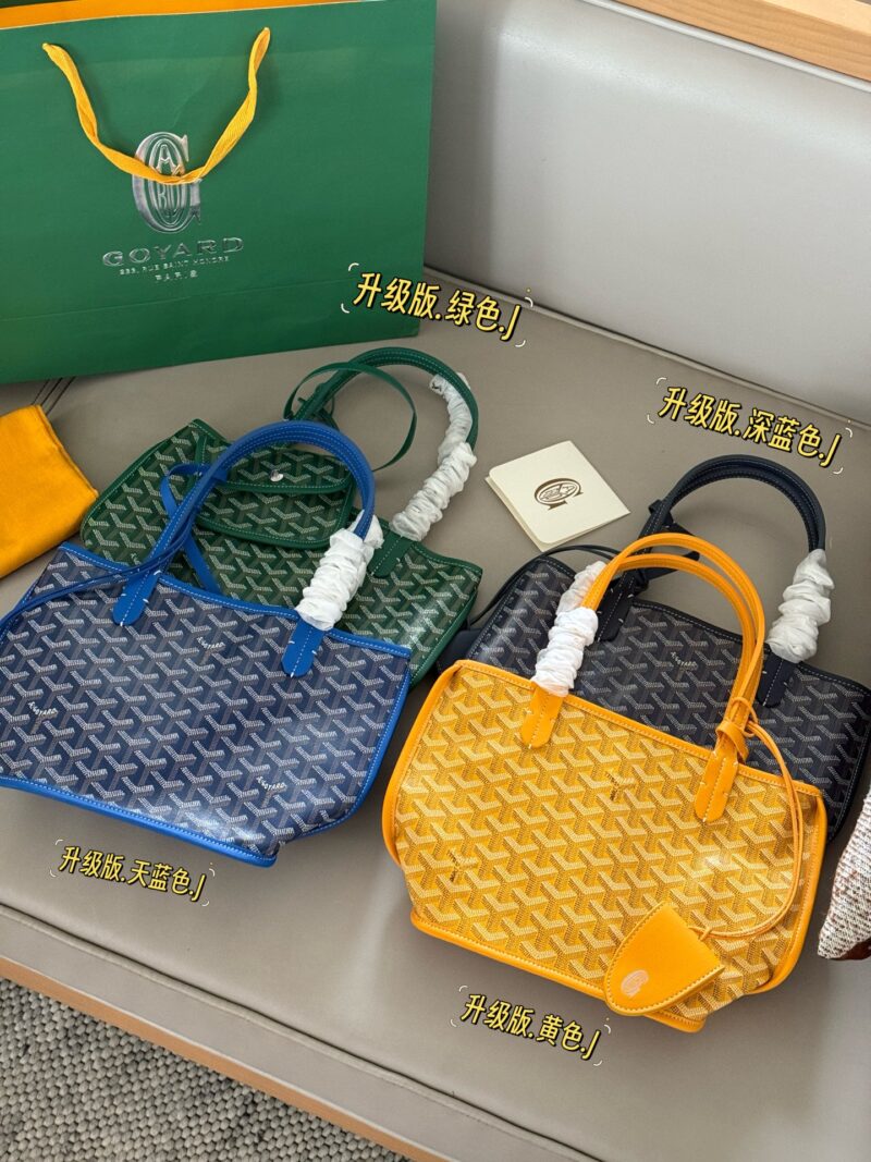 ba27a9bf37.jpg 205 no box/upgraded version
size:20*19cm
Authentic mold making and plate making,
Customized Goya pattern material ?
Paired with imported Italian calf leather, Goyard shopping bags have undergone multiple research and improvements, continuously en...