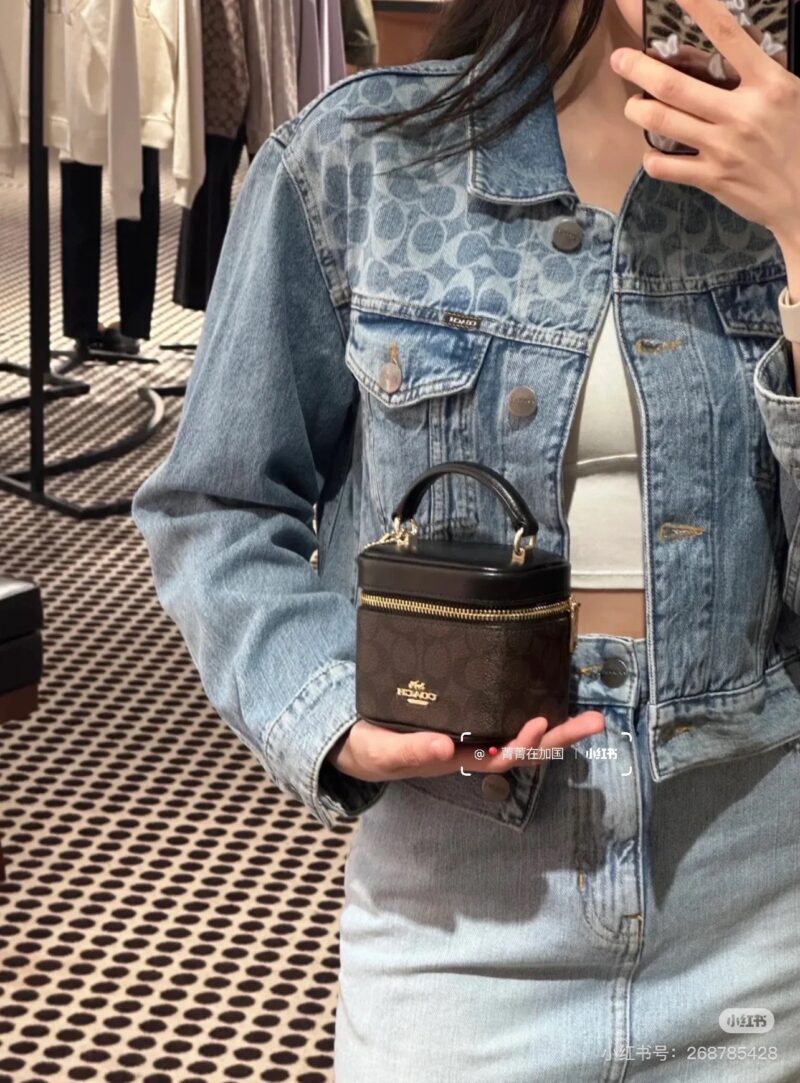 ba332baa27.jpg Chanel? Coach? The latest small square box bag is super charming and can hold foldable phones
Lipstick keys are very versatile
Small and exquisite, this is not a proper concave shaped artifact