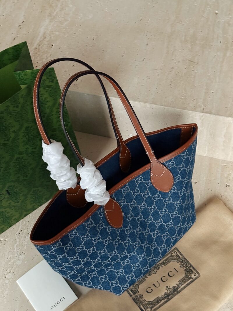 ba716bffcf.jpg 220 no box with paper bag
Size: 20 (base width) * 35 (top width) * height 21cm
GG new double-sided shopping bag
It can be used both on the front and back with Tote!
Sisters like me who want many styles! Too practical! Small tote like giant outfit