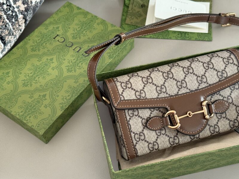 ba7e9d8483.jpg 200 boxes
size:19*12cm
GG 1955 new mini bag
Capacity is also acceptable
My god? It's so beautiful!
Classic color Gucci1955