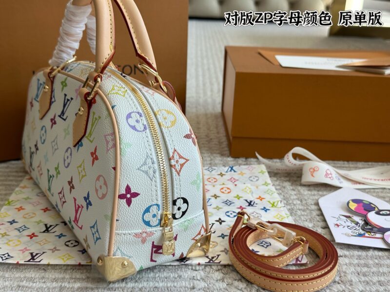 ba863ef79a.jpg 330 original single edition box
size:27*19cm
L's Takashi Murakami bowling ball is his favorite bag for this white tri color event! The physical object is very beautiful#
A whole retro millennium feeling, with a large capacity inside,
Holding it in ha...
