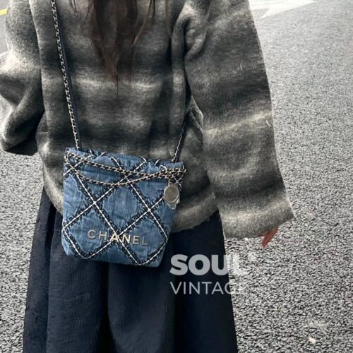 Chanel garbage bag mini denim
The Chanel 22bag mini has once again entered the season of being obsessed with denim. The new 24p172bag denim mini is a bit tricky for me! White stitching paired with blue denim
Fashionable and explosive
Same color chain...