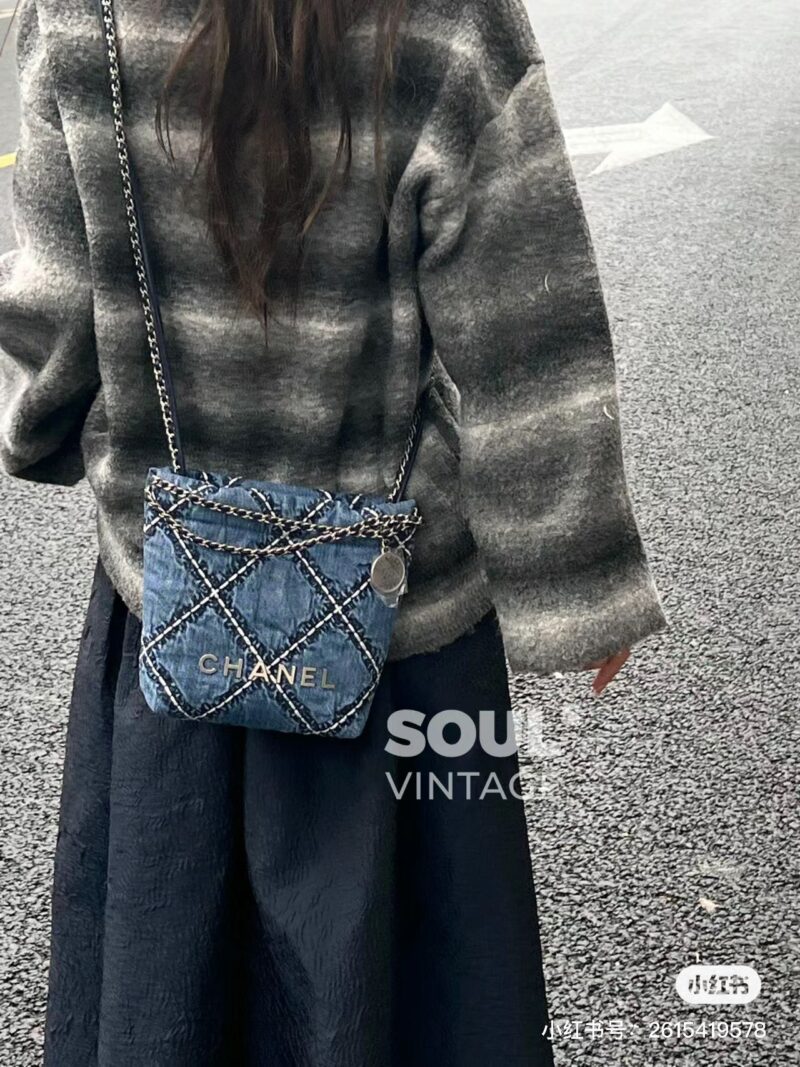 ba896e3b06.jpg Chanel garbage bag mini denim
The Chanel 22bag mini has once again entered the season of being obsessed with denim. The new 24p172bag denim mini is a bit tricky for me! White stitching paired with blue denim
Fashionable and explosive
Same color chain...