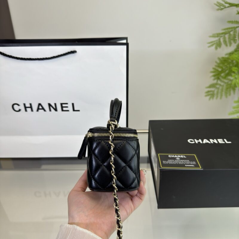 baaf65a2dd.jpg (Folding box)
Chanel Box Bag
Handheld model ?
Fashionable and essential item, super exquisite
Size: Small size 11 * 8