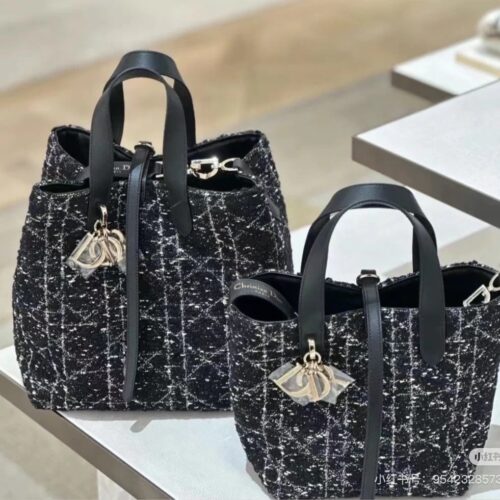 Dior Fragrant Hairy Indigenous Bag Small
Full of high-end feeling