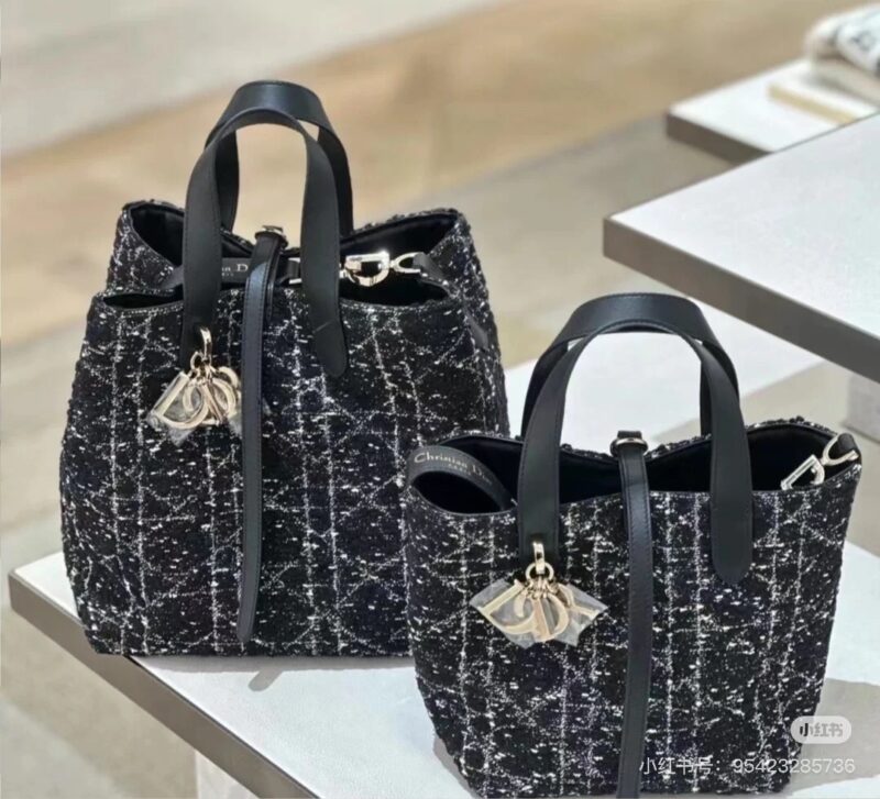 Dior Fragrant Hairy Indigenous Bag Small
Full of high-end feeling