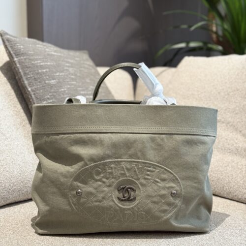 Chanel vintage tote bag p240
Chanel's 2way tote bag is amazing! It looks great when carried on one shoulder or by hand
The bag is made of denim with a slight gray tone
So it's not heavy and durable
Daily commuting, using a computer, or going out for ...