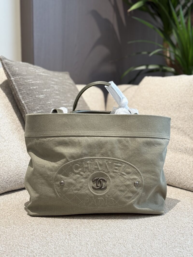 Chanel vintage tote bag p240
Chanel's 2way tote bag is amazing! It looks great when carried on one shoulder or by hand
The bag is made of denim with a slight gray tone
So it's not heavy and durable
Daily commuting, using a computer, or going out for ...