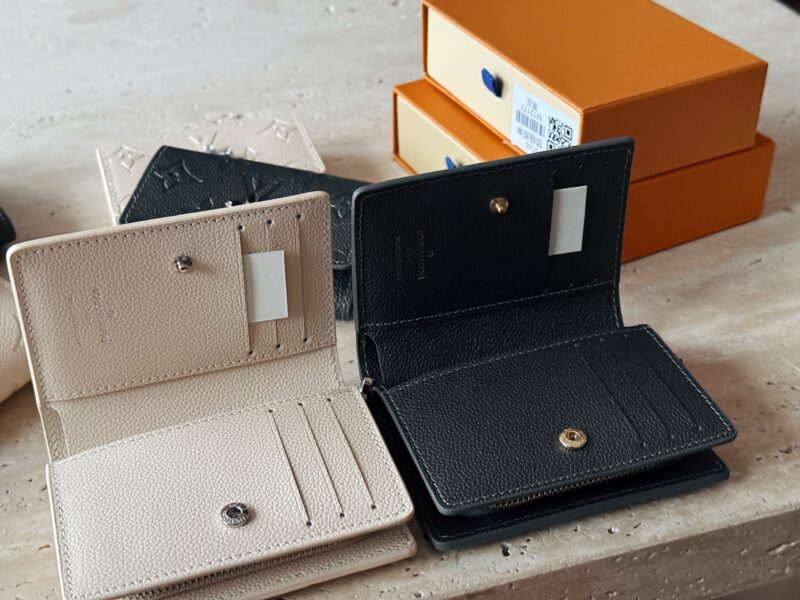 bad4cb44f2.jpg 170 box cowhide
L's new cowhide milkshake white/gray wallet!
Do you dare to say that you can resist its aura
Great layout!