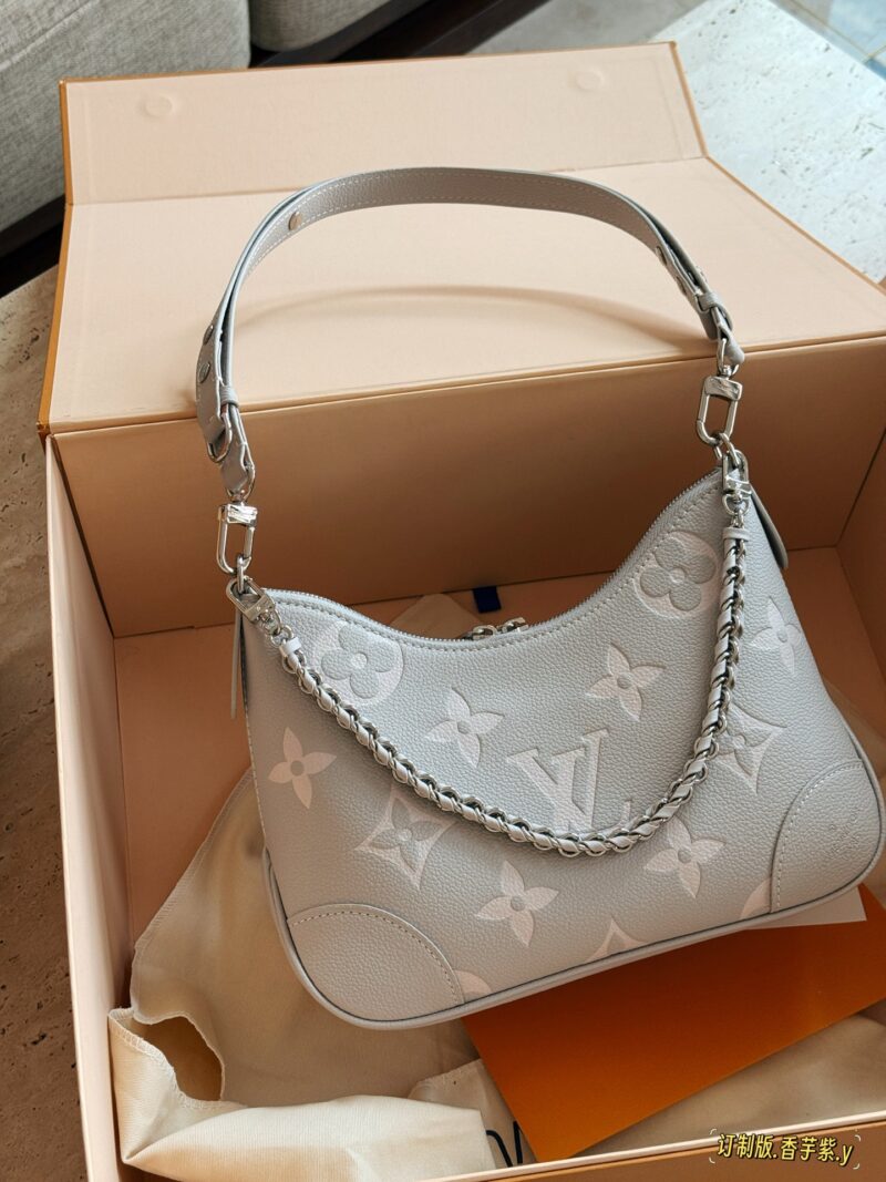 baed956da6.jpg 235 box high order version
size:29*16cm
L family taro purple horn bun
Under white light, it appears gray and warm. Under warm light, it leans towards purple and is very warm. Oil droplets are gray purple!! Too much love~
Two shoulder straps can be ...